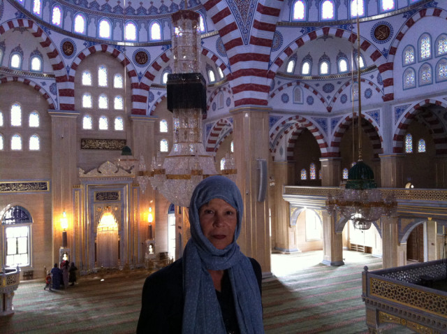 Anna Maria Prina nella nuova moschea di Grozni, Cecenia