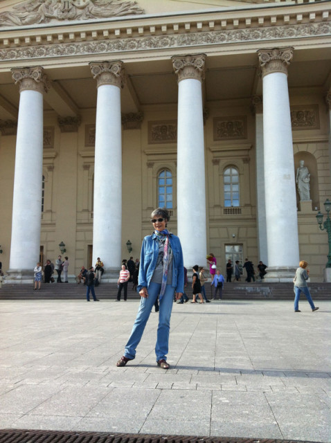 Anna Maria Prina davanti al Teatro Bolshoi di Mosca